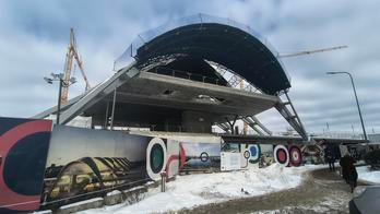 Obří ocelová konstrukce v hlavním městě Lotyšska brzy zakryje nové moderní nádraží a dominantu města. Riga, 20. února 2026.