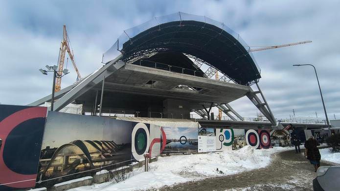 Obří ocelová konstrukce v hlavním městě Lotyšska brzy zakryje nové moderní nádraží a dominantu města. Riga, 20. února 2026.