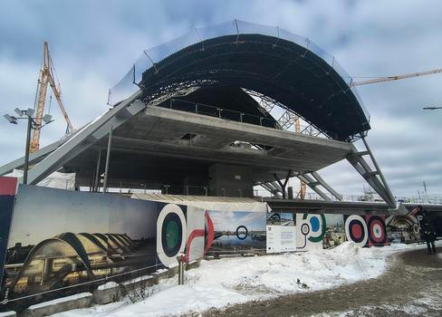 Obří ocelová konstrukce v hlavním městě Lotyšska brzy zakryje nové moderní nádraží a dominantu města. Riga, 20. února 2026.