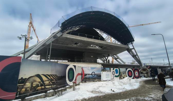 Obří ocelová konstrukce v hlavním městě Lotyšska brzy zakryje nové moderní nádraží a dominantu města. Riga, 20. února 2026.