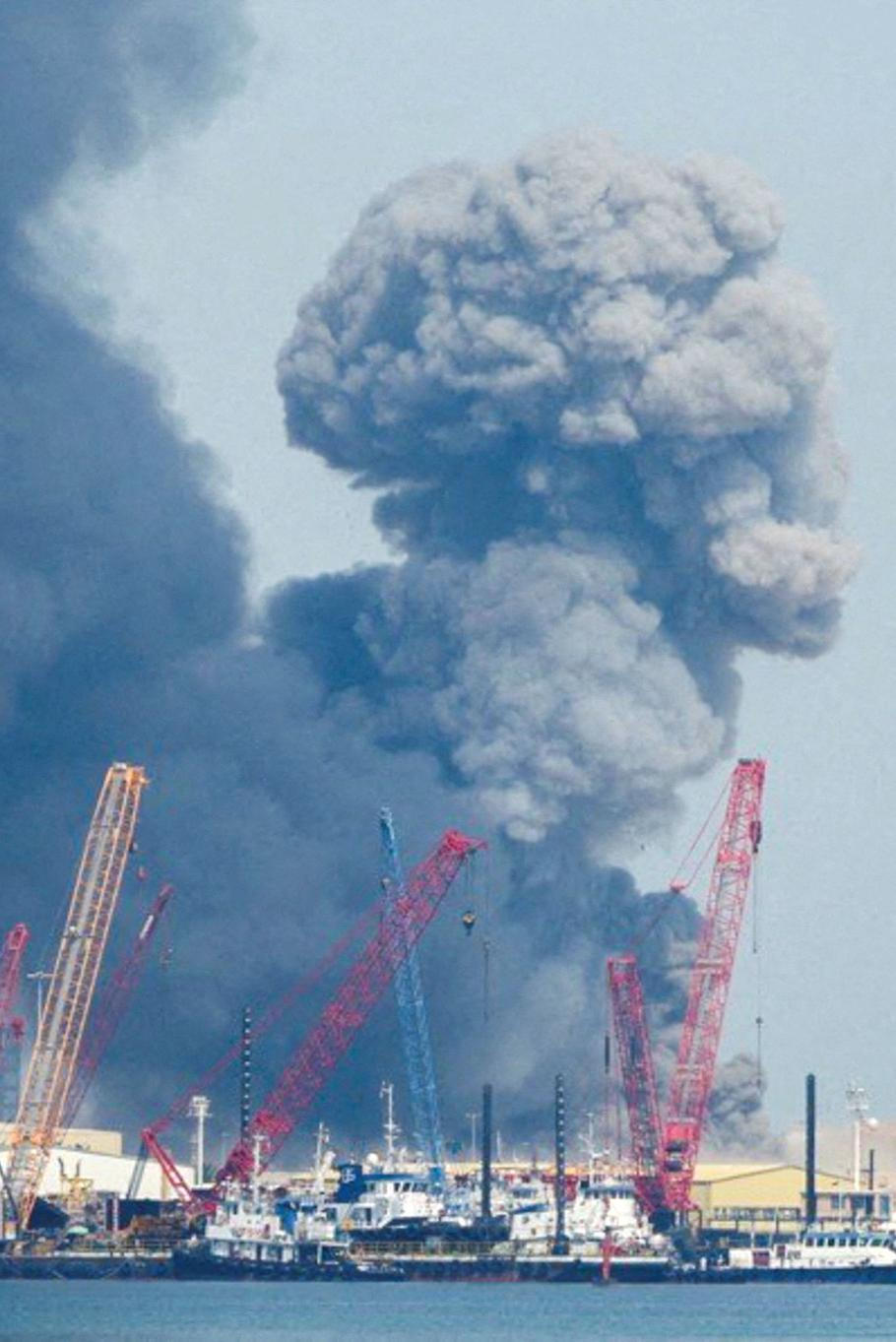 Nad přístavem v bahrajnské metropoli Manámě se tyčí sloupy kouře poté, co Írán v odvetě za sobotní izraelsko-americký útok vypálil několik raket na státy v regionu, které hostí americké základny. 
