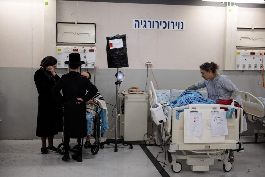 Izrael po sobotním útoku na Írán zakázal veřejná shromáždění, zavřel školy a pracoviště a nemocnice přesouvají pacienty do podzemních prostor. Snímek pacienta v bezpečí podzemní garáže je z Tel Avivu; 28. 2. 2026.