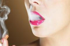 Evropské dívky ve věku 13 až 15 let mají nejvyšší míru užívání tabáku ve své věkové skupině na světě, přičemž každý sedmý mladistvý Evropan užívá elektronické cigarety.