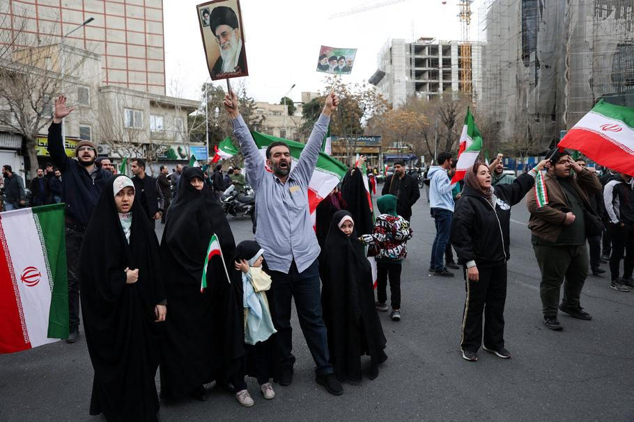 V Teheránu se po sobotních raketových útocích demonstrovalo proti USA a Izraeli; 28. 2. 2026.