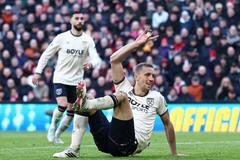 Tomáš Souček slaví gól v zápase Liverpool - West Ham.