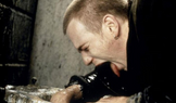 Ewan McGregor jako Mark Renton v legendární scéně Trainspottingu, kde loví opiové čípky z extrémně znečištěné záchodové mísy.