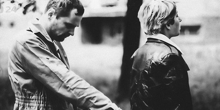 Historický snímek z policejní rekonstrukce vraždy provedené leteckým inženýrem Vladimírem Tekverkem v noci z 5. na 6. června 1979 v pražských Letňanech.