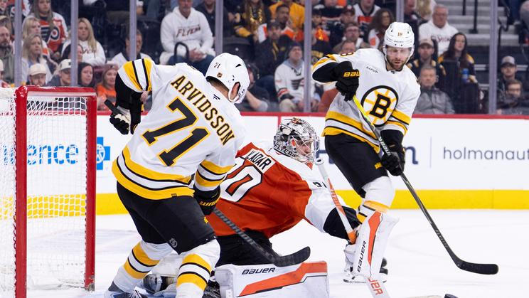 Viktor Arvidsson,  Daniel  a Pavel Zacha v zápase NHL Philadelphia - Boston 