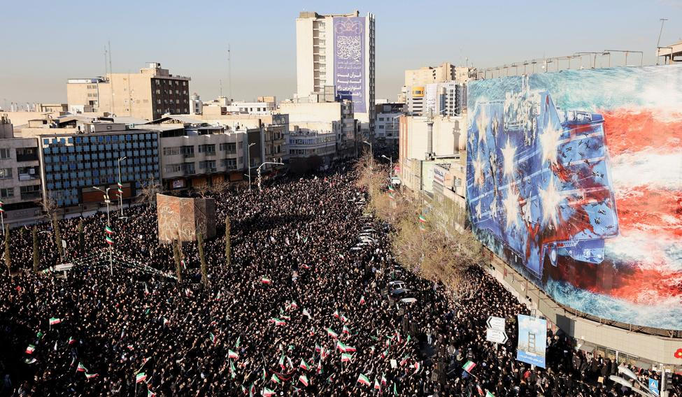 Desítky tisíc Íránců vyšly v neděli do ulic na protest proti sobotním izraelsko-americkým útokům, které které si vyžádaly život několika set lidí, včetně nejvyššího duchovního vůdce ajatolláha Alího Chameneího. Snímek je z Teheránu.