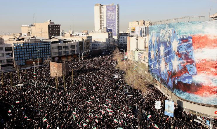 Desítky tisíc Íránců vyšly v neděli do ulic na protest proti sobotním izraelsko-americkým útokům, které které si vyžádaly život několika set lidí, včetně nejvyššího duchovního vůdce ajatolláha Alího Chameneího. Snímek je z Teheránu.