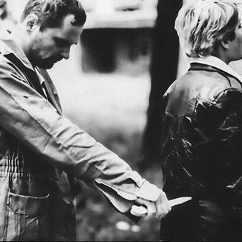 Historický snímek z policejní rekonstrukce vraždy provedené leteckým inženýrem Vladimírem Tekverkem v noci z 5. na 6. června 1979 v pražských Letňanech.