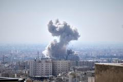 "IDF útočí na cíle patřící íránskému teroristickému režimu v samém srdci Teheránu," uvedla v neděli ráno izraelská armáda. Nad Teheránem se vznáší hustý dým; 1. 3. 2026.