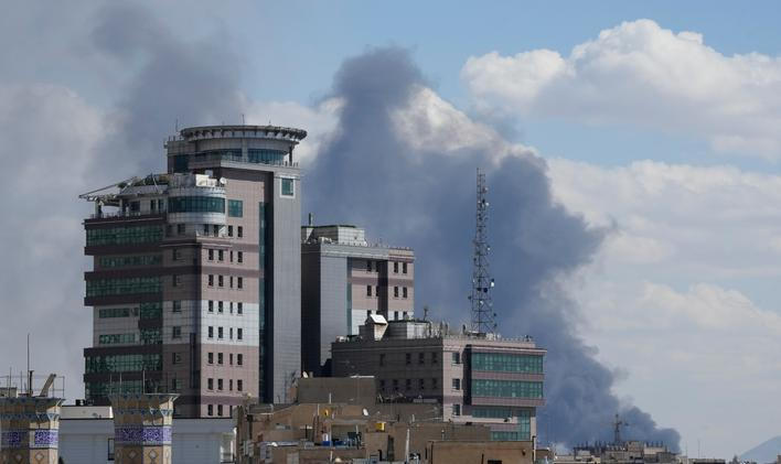 "IDF útočí na cíle patřící íránskému teroristickému režimu v samém srdci Teheránu," uvedla v neděli ráno izraelská armáda. Nad Teheránem se vznáší hustý dým; 1. 3. 2026.