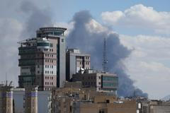 "IDF útočí na cíle patřící íránskému teroristickému režimu v samém srdci Teheránu," uvedla v neděli ráno izraelská armáda. Nad Teheránem se vznáší hustý dým; 1. 3. 2026.