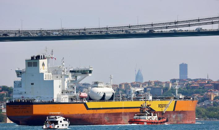 Ropný tanker společnosti Rosněft plující pod ruskou vlajkou proplouvá Bosporem v Istanbulu v Turecku 6. července 2023. Ilustrační foto.kh transits the Bosphorus