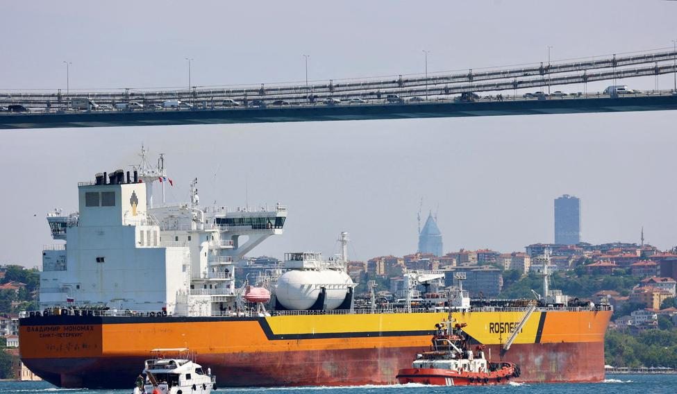 Ropný tanker společnosti Rosněft plující pod ruskou vlajkou proplouvá Bosporem v Istanbulu v Turecku 6. července 2023. Ilustrační foto.kh transits the Bosphorus