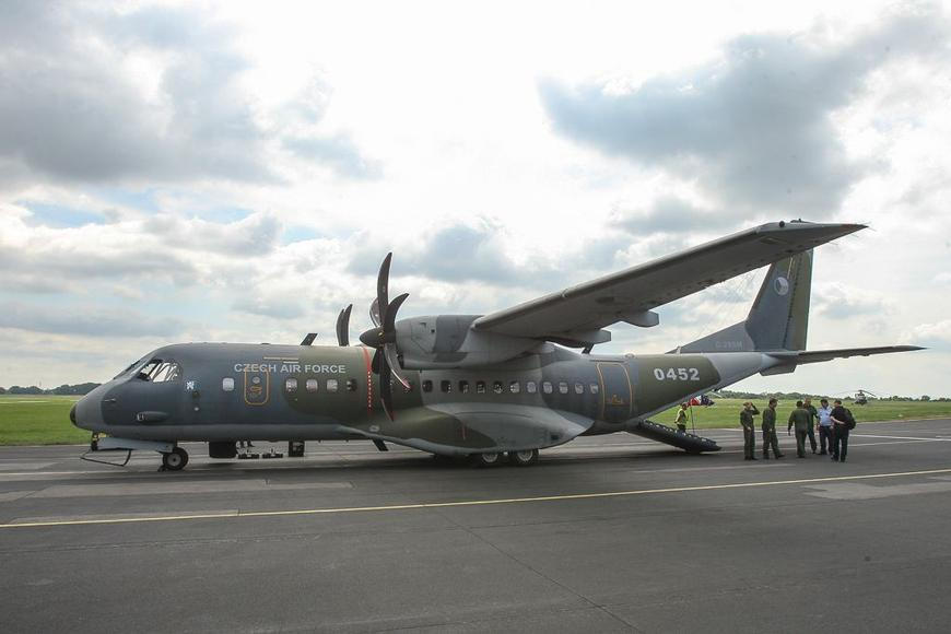 „Jsme připraveni reagovat.“ Letadlo s českými vojáky v epicentru íránské krize