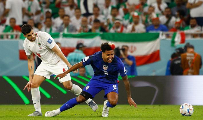 Na posledním MS ve fotbale se USA a Írán střetly na hřišti.