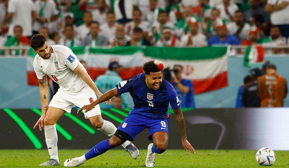 Na posledním MS ve fotbale se USA a Írán střetly na hřišti.