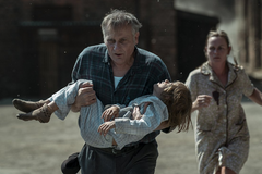 Z polské minisérie Olověné děti, jejíž autoři se inspirovali skutečnými událostmi 70. let, kdy u dětí žijících poblíž huti docházelo k otravám olovem.