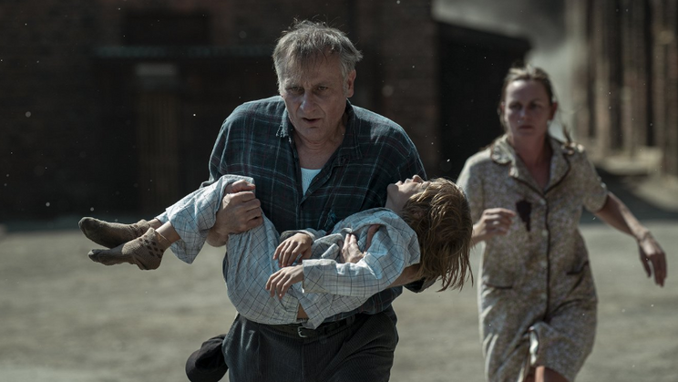 Z polské minisérie Olověné děti, jejíž autoři se inspirovali skutečnými událostmi 70. let, kdy u dětí žijících poblíž huti docházelo k otravám olovem.