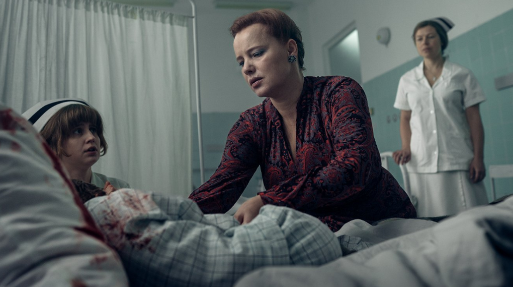 Julia Biesiada a Joanna Kulig jako mladá doktorka Jolanta Wadowská-Król v minisérii Olověné děti.