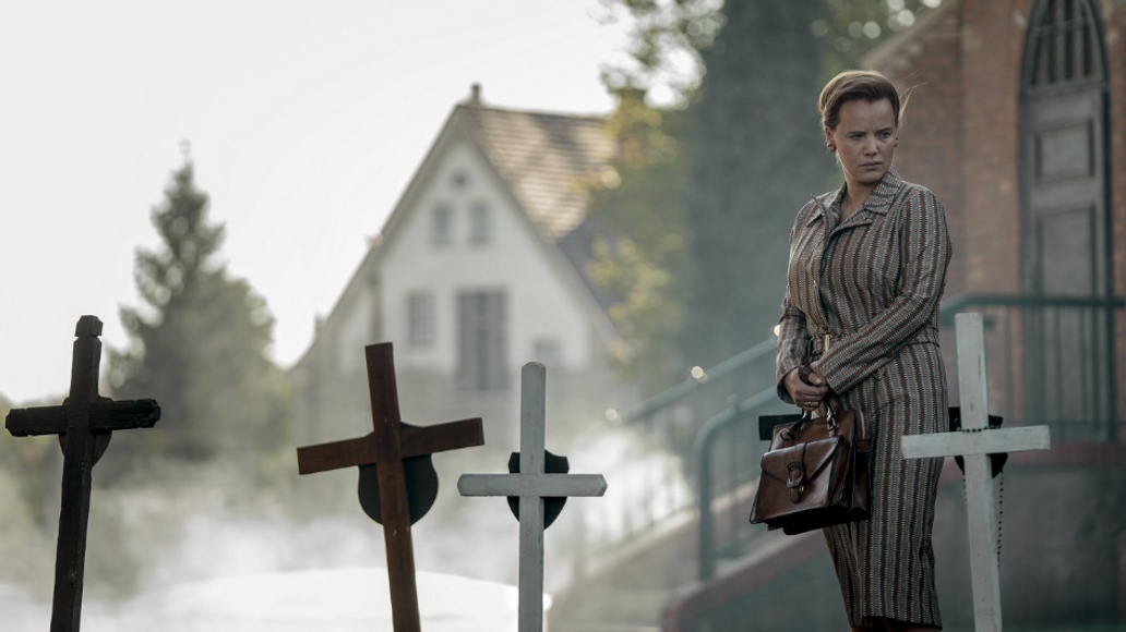 Joanna Kulig jako mladá doktorka Jolanta Wadowská-Król v minisérii Olověné děti.