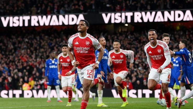 Hráči Arsenalu slaví gól v londýnském derby proti Chelsea.