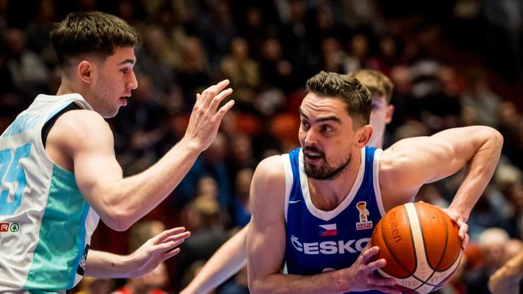 Tomáš Satoranský v zápase Česko - Slovinsko v kvalifikaci MS 2027