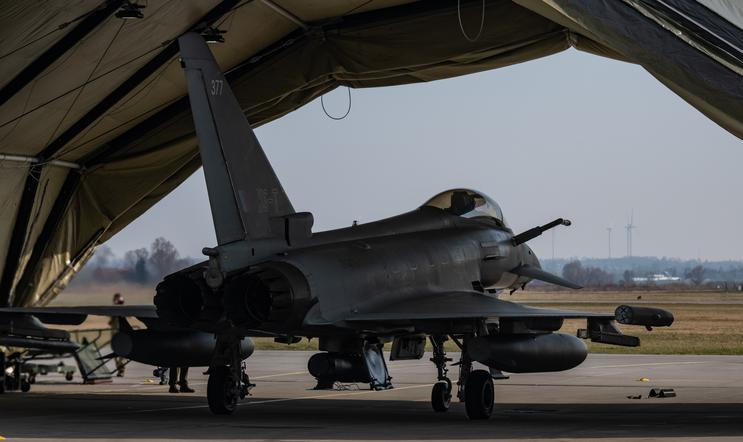 Jeden z vyzbrojených strojů Typhoon britského královského letectva RAF.