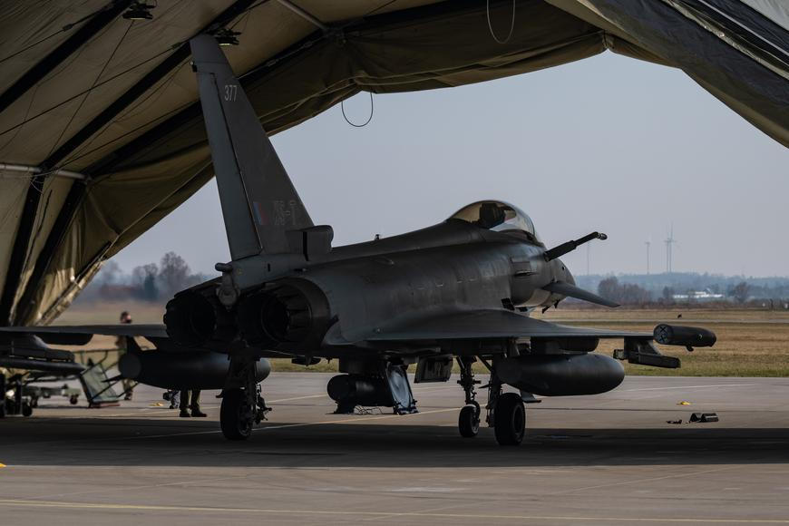 Británie, Francie a Německo zvažují úder na Írán, Trump mluví o čtyřech týdnech