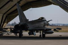 Jeden z vyzbrojených strojů Typhoon britského královského letectva RAF.