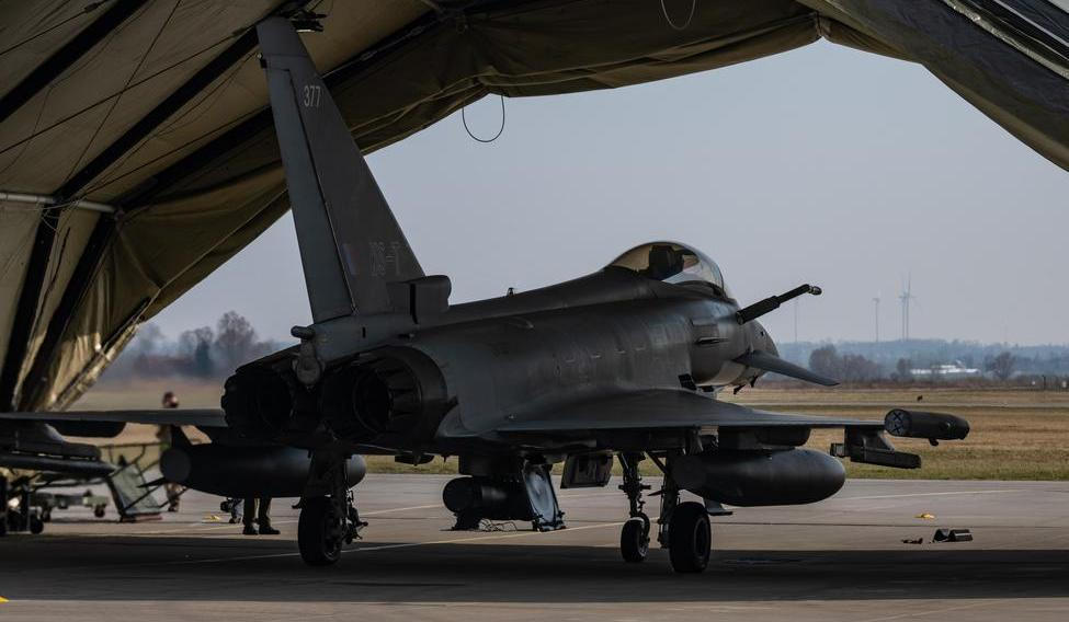 Jeden z vyzbrojených strojů Typhoon britského královského letectva RAF.