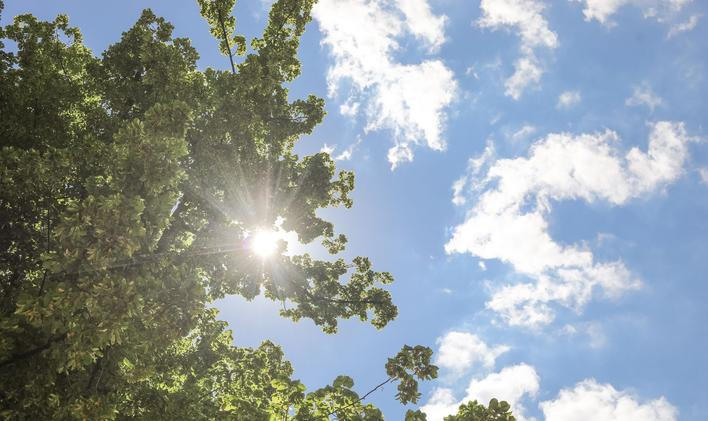 Ilustrační foto - léto, teplo, počasí, lidé, Praha, nebe