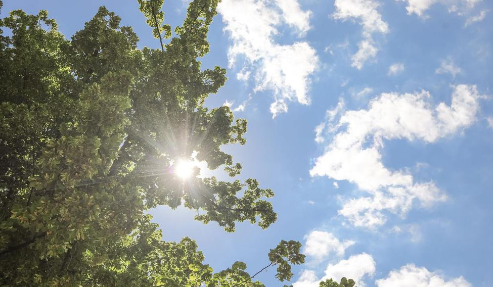 Ilustrační foto - léto, teplo, počasí, lidé, Praha, nebe