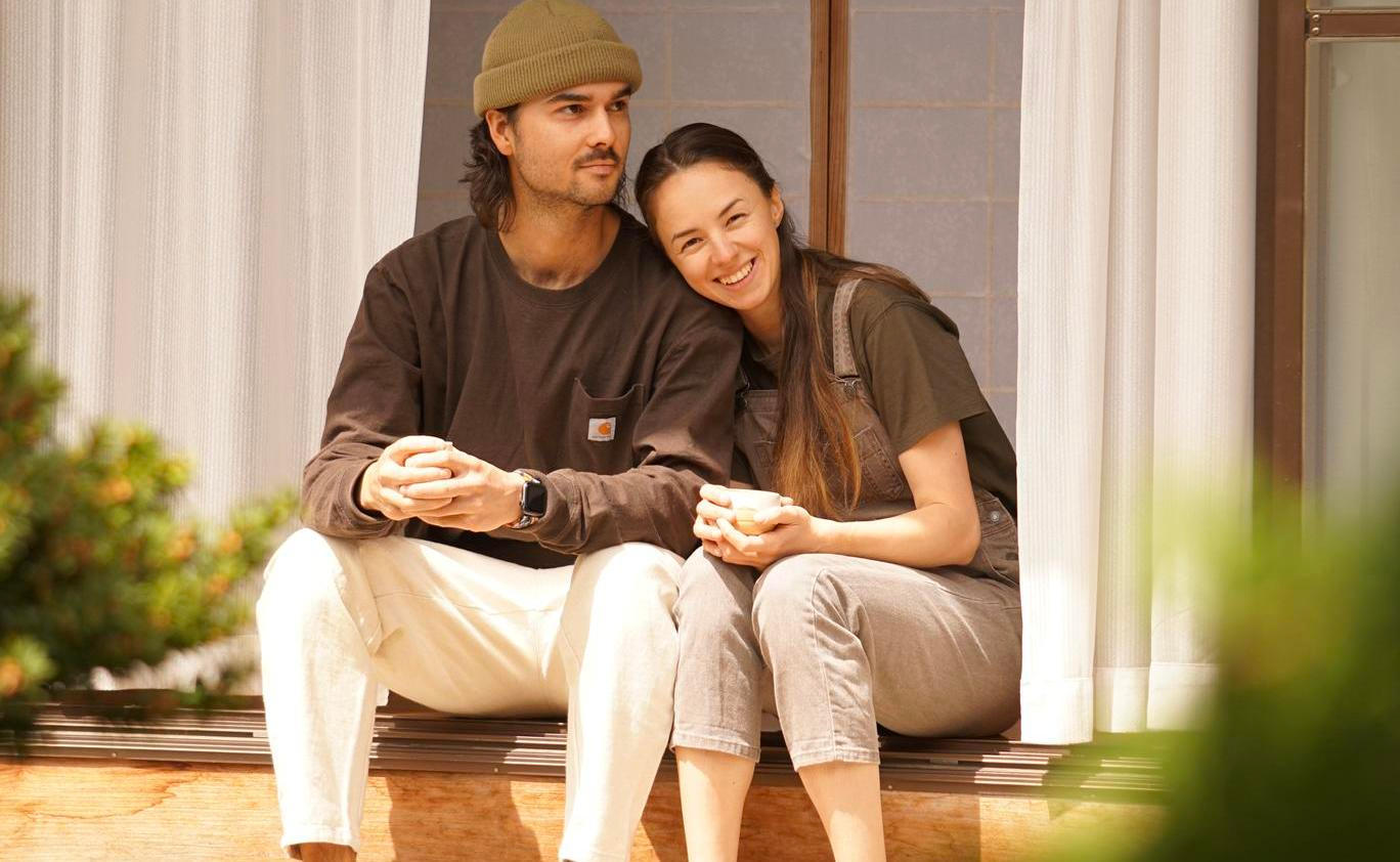 „Měla to být jen mezizastávka mezi Kanadou a zase Kanadou,“ usmívá se šestadvacetiletá Laura. V Kanadě se jim ale zkomplikovala situace s vízy, a tak neváhali a dali na slova lidí, kteří je přesvědčovali, že Japonsko je dostupnější, než se zdá.