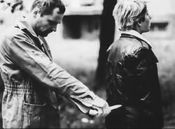 Historický snímek z policejní rekonstrukce vraždy provedené leteckým inženýrem Vladimírem Tekverkem v noci z 5. na 6. června 1979 v pražských Letňanech.