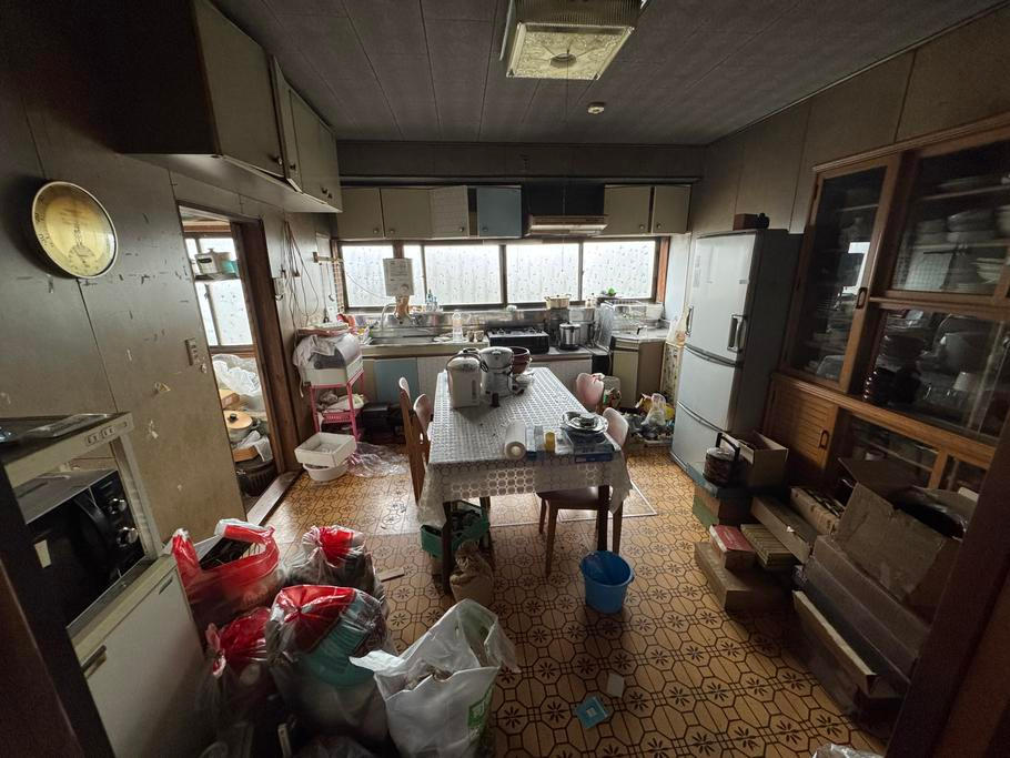 Laura s Adamem se při rekonstrukci snažili využít vše, co jim v domě po původních majitelích zůstalo: ručně vyráběné dekorace, nábytek nebo třeba nádobí.