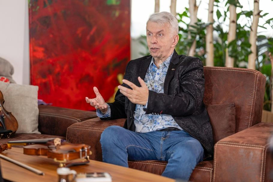 Pořad 13. komnata s houslistou Jaroslavem Svěceným odvysílá ČT1 ve středu 11. března 2026.