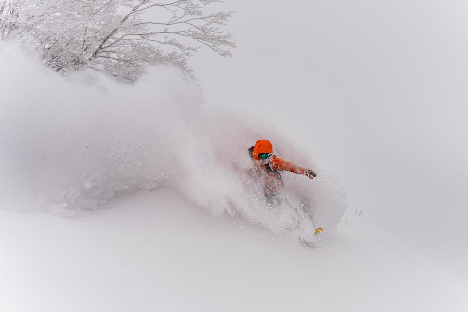 Japonské Alpy lákají lyžaře z celého světa na pověstný prašan. Ceny skipasů jsou tu přitom nižší než v Evropě.