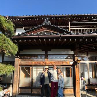 Místo toho koupili tradiční japonský dům, opravili ho a dnes v horách nedaleko Nagana vítají hosty z celého světa.