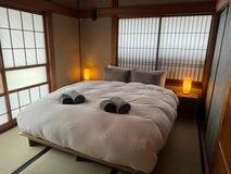 Ještě před dvěma lety by sami nevěřili, že dnes budou v malé venkovské komunitě o padesáti domech řešit sázení sakur, místní systém třídění odpadu a rezervace hostů na zimní sezonu. 