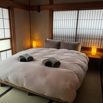 Ještě před dvěma lety by sami nevěřili, že dnes budou v malé venkovské komunitě o padesáti domech řešit sázení sakur, místní systém třídění odpadu a rezervace hostů na zimní sezonu. 