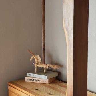 Zimu pak strávili v Hakubě, populární lyžařské oblasti, kde měla Laura na starosti pekárnu a Adam připravoval snídaně. 