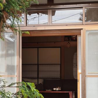 „Na první pohled to možná zní děsivě. Cizí země, všechno japonsky, papíry, úřady a pověstná byrokracie,“ vzpomíná Laura s tím, že nic z toho je nedokázalo odradit. Začali se rozhlížet.