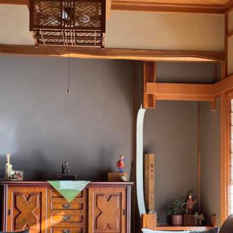  „Viděli jsme ale i domy za dva tisíce eur nebo i sto dolarů. Cena se liší podle lokality a stavu, některé akiya stojí jen symbolické částky, jiné vyžadují kompletní rekonstrukci. Ale pokud jste někdy slyšeli, že se dá v Japonsku pořídit dům za sto dolarů, tak je to pravda,“ potvrzuje Adam. 