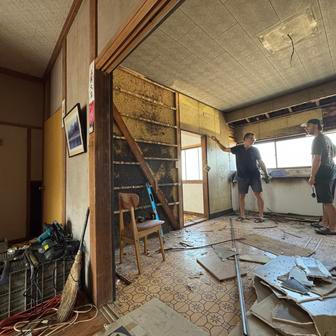 „Také jsme se museli naučit, jak opravit zničené papírové posuvné dveře shoji. Jsou z rýžového papíru, který se velmi snadno protrhne,“ vysvětluje Laura.