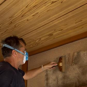 Do rekonstrukce domu se výrazně zapojil i Adamův táta. „Rád pracuje se dřevem a spoustu věcí si vyrábí sám. Stejnou energii přivezl i sem,“ říká Laura s tím, že její potenciální tchán ani na chvíli neváhal a vyrazil jim na pomoc. 