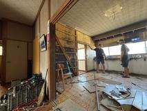 „Také jsme se museli naučit, jak opravit zničené papírové posuvné dveře shoji. Jsou z rýžového papíru, který se velmi snadno protrhne,“ vysvětluje Laura.