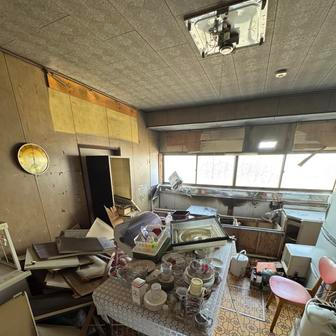  A tak oltář zůstal. Stejně tak dekorace, které našli na půdě, použili k výzdobě interiéru. Slabost mají třeba pro slaměné koníky, které vyráběl ještě původní pan majitel.